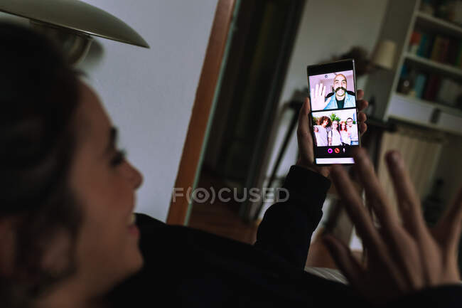Женщина с видеозвонком с друзьями — стоковое фото