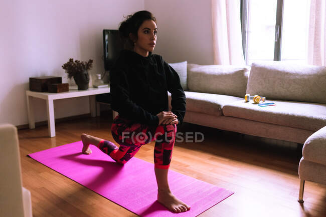 Young woman exercising at home — Stock Photo