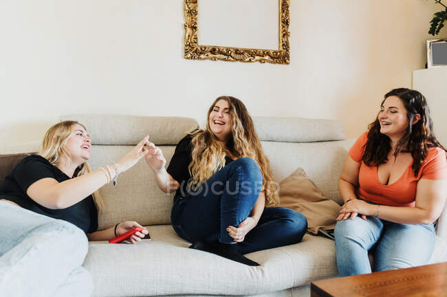 Female friends relaxing at home — Stock Photo