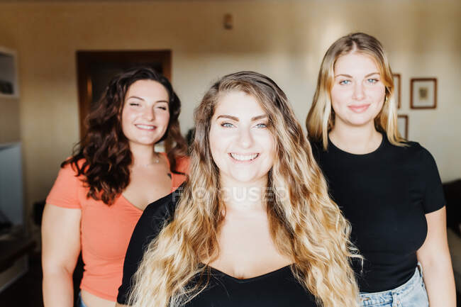 Retrato de tres mujeres jóvenes en casa - foto de stock