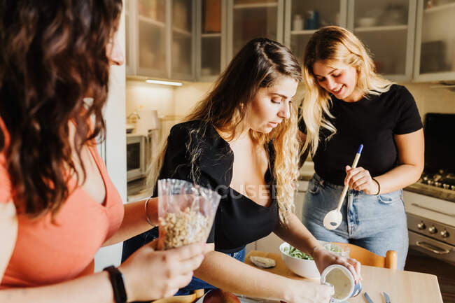Les jeunes femmes préparent la nourriture dans la cuisine — Photo de stock