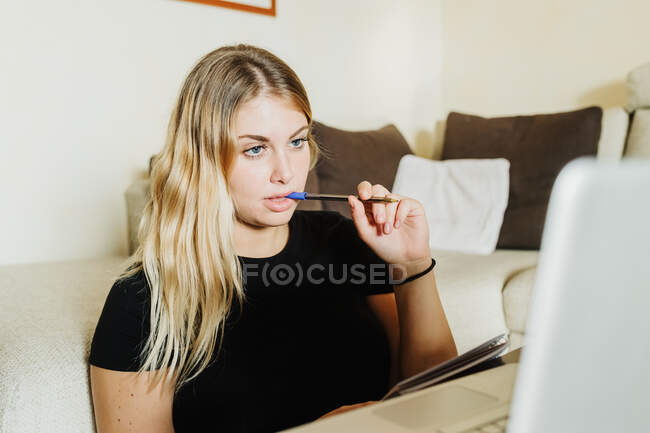 Jeune femme apprenant en ligne — Photo de stock