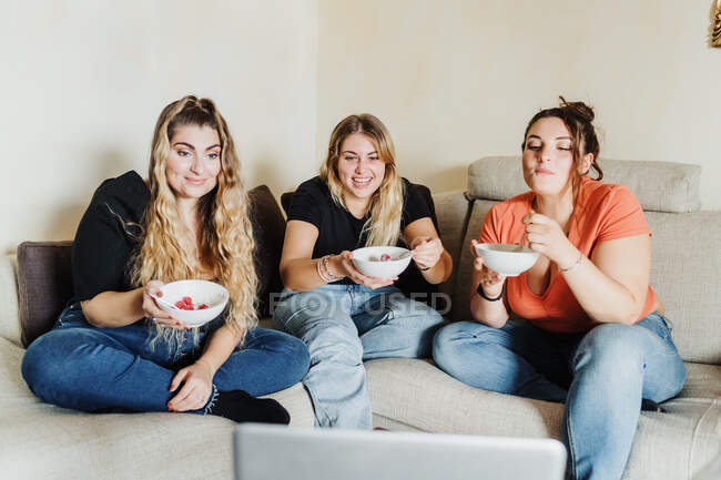 Les jeunes femmes mangent ensemble sur appel vidéo — Photo de stock