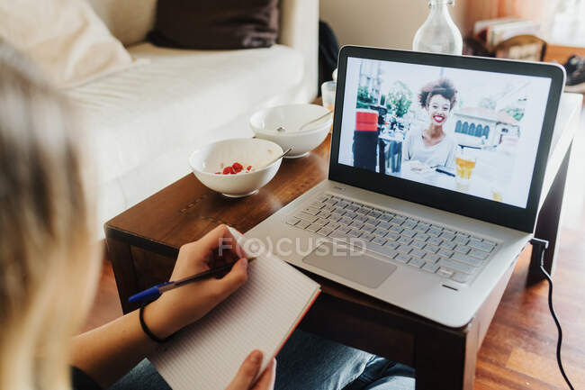 Student learning online at home — Stock Photo