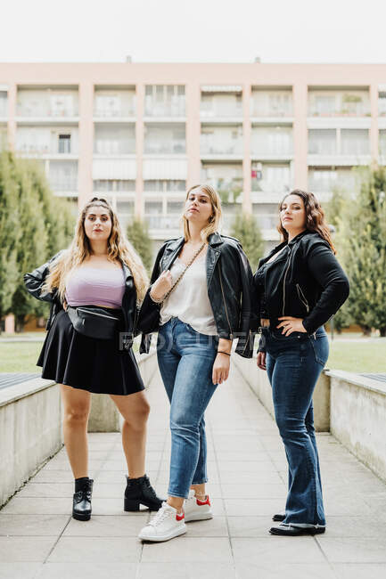 Três jovens mulheres fora de seu bloco de apartamentos — Fotografia de Stock