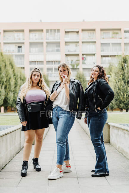 Троє молодих жінок за межами їх житлового кварталу — стокове фото