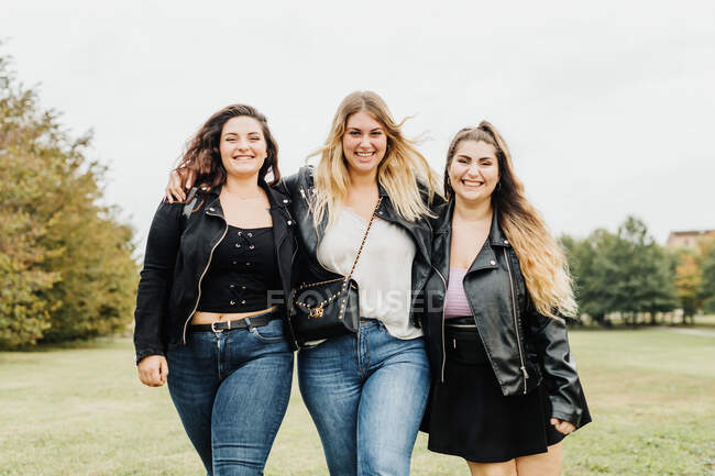 Mujeres amigas juntas al aire libre - foto de stock