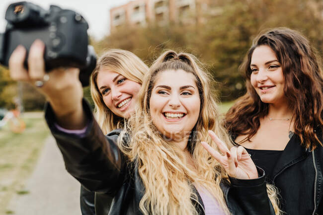Amis prenant selfie avec caméra — Photo de stock