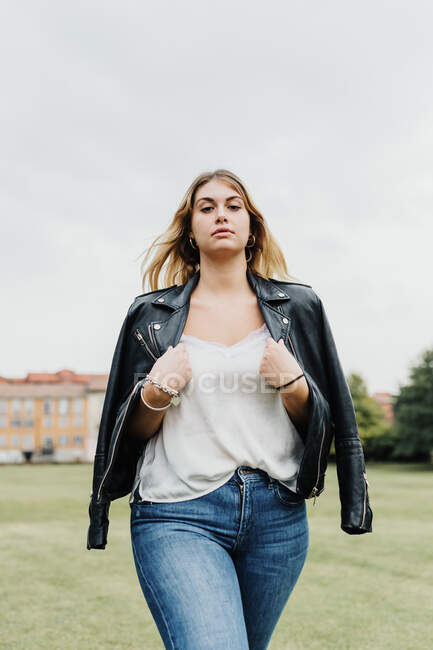 Retrato de jovem mulher confiante no parque — Fotografia de Stock