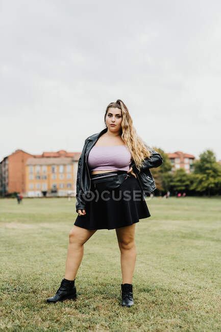 Portrait de jeune femme debout dans le parc — Photo de stock