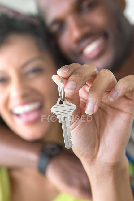 Mediados de pareja adulta sosteniendo llave de casa — Stock Photo