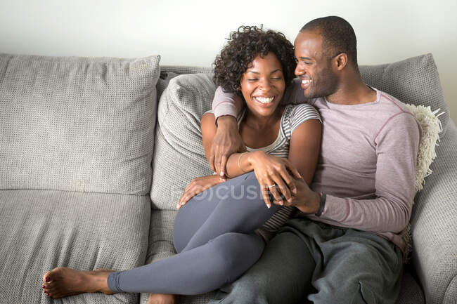 Retrato de casal adulto médio sentado no sofá — Fotografia de Stock