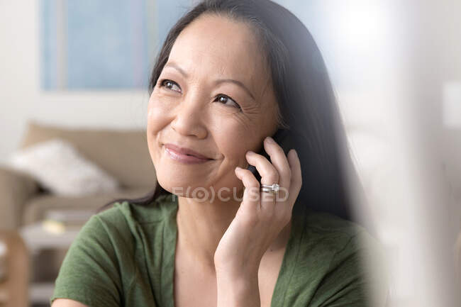 Зрелая женщина по мобильному телефону — стоковое фото