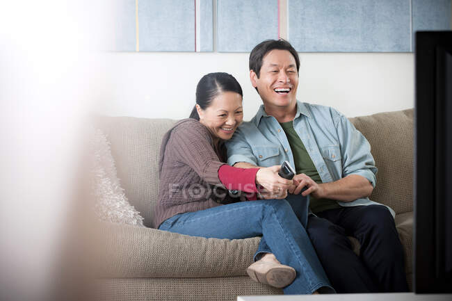 Maturo asiatico coppia guardando tv — Foto stock