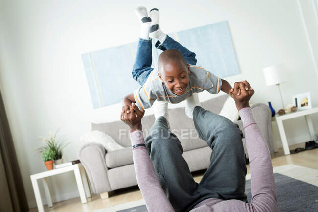 Pai levantando filho em pés — Fotografia de Stock