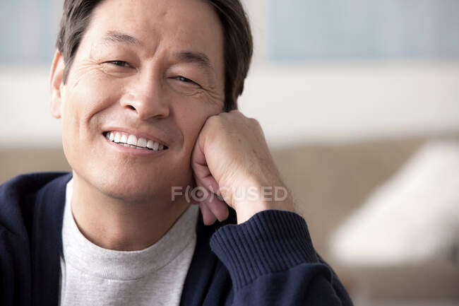 Portrait of mature Asian man smiling — Stock Photo