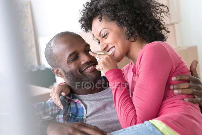 Взрослая женщина, трогающая нос мужчины, смеющаяся — стоковое фото