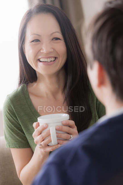 Couple d'âge mûr, femme tenant du café — Photo de stock