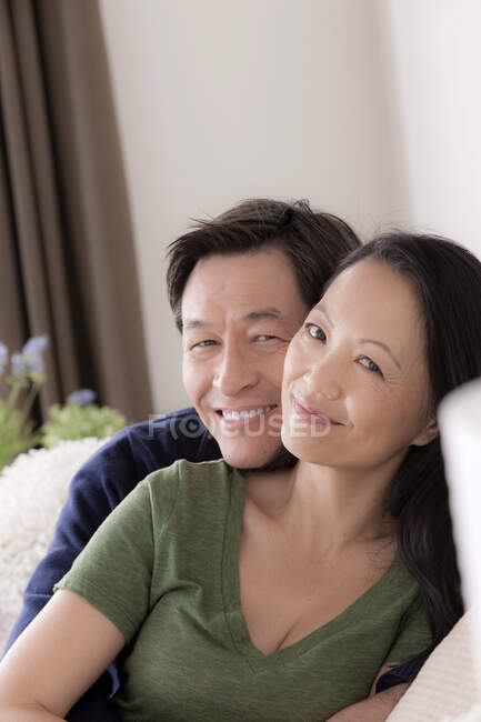 Portrait of mature Asian couple smiling — Stock Photo