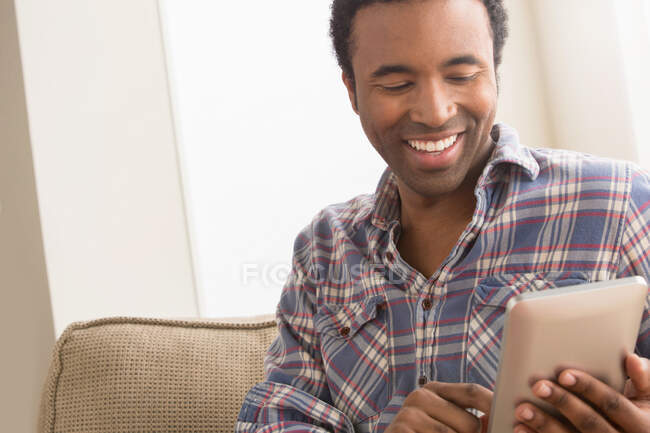 Молодий чоловік з електронною книгою — стокове фото