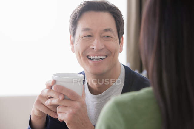 Reifes Paar, Mann mit Kaffee — Stockfoto