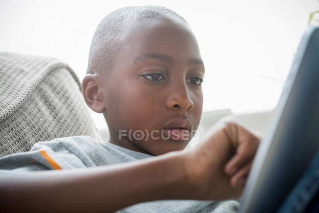 Niño usando tableta digital - foto de stock