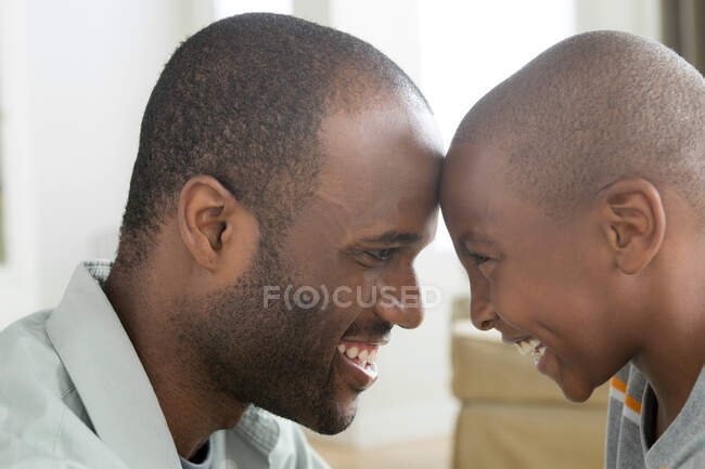 Pai e filho face a face — Fotografia de Stock