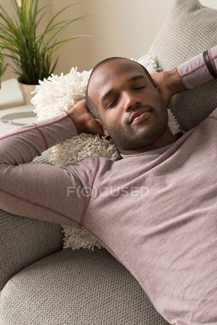 Hombre adulto dormido en el sofá - foto de stock