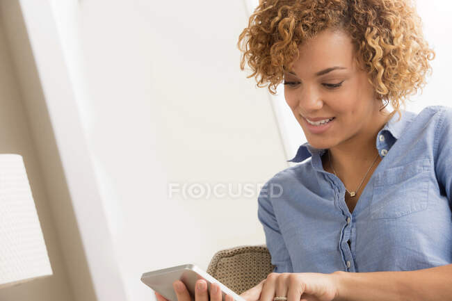 Молодая женщина, читающая электронную книгу — стоковое фото