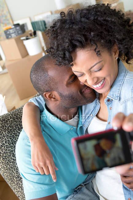 Couple adulte moyen se photographiant avec un téléphone de caméra — Photo de stock