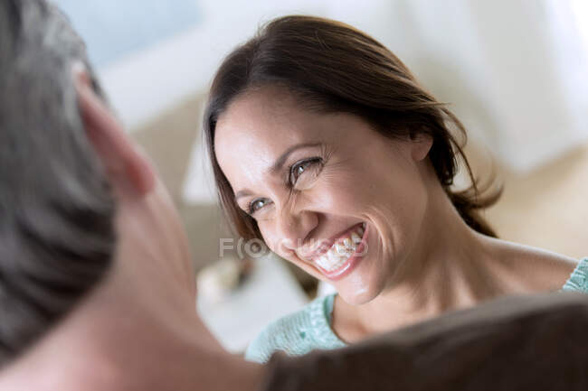 Casal maduro, mulher sorrindo — Fotografia de Stock
