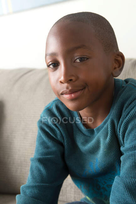 Retrato de niño mirando a la cámara - foto de stock