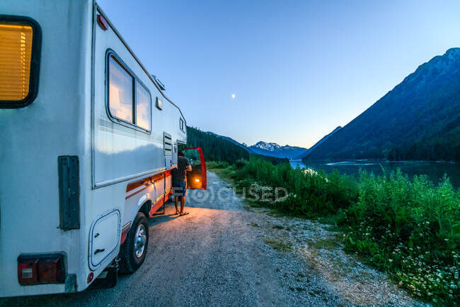 Uomo uscire dal camper a Duffy Lake, British Columbia, Ca — Foto stock