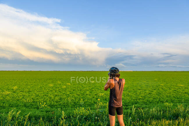 Человек фотографирует зеленое поле, Онтарио, Канада — стоковое фото