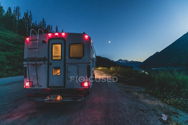 Camping-car à Duffy Lake, Colombie-Britannique, Canada — Photo de stock