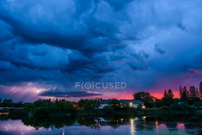 Драматическое небо со штормом, Онтарио, Канада — стоковое фото