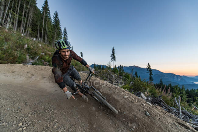 Mountain biker on hill, Squamish, British Columbia, Canada — Foto stock
