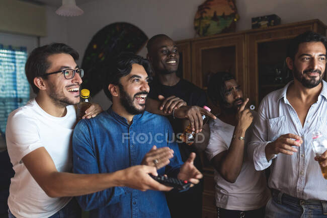 Amici maschi guardando la tv insieme — Foto stock