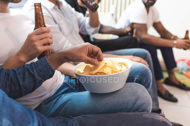 Männer bei Bier und Snacks — Stockfoto