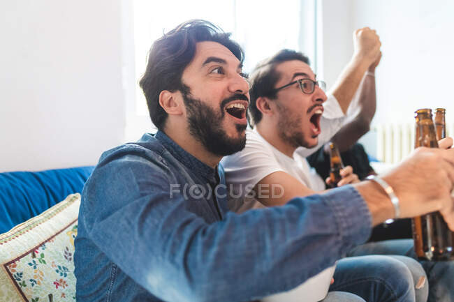 Homens aplaudindo, assistindo esporte na tv — Fotografia de Stock