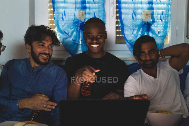 Чоловіки друзі використовують ноутбук — стокове фото