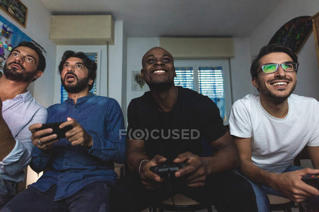 Amis masculins jouant jeu informatique — Photo de stock