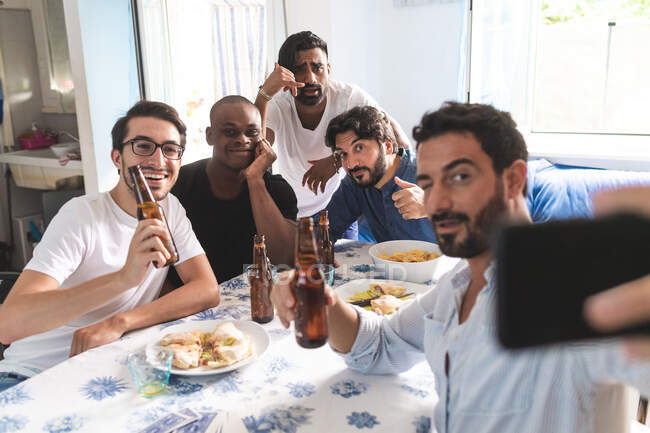 Amis masculins faisant un appel vidéo au téléphone — Photo de stock