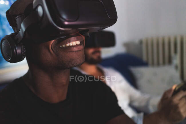 Man wearing virtual reality headset — Stock Photo