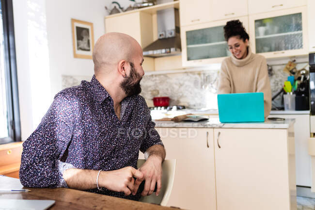 Junges Paar in Küche zu Hause — Stockfoto