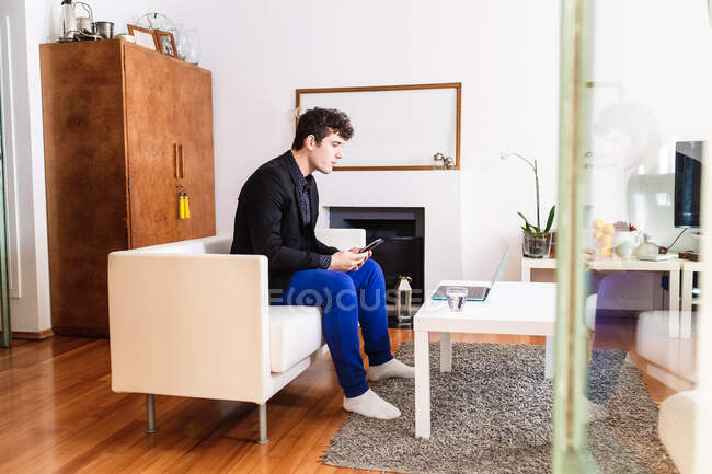 Jeune homme sur appel vidéo, travaillant à la maison — Photo de stock