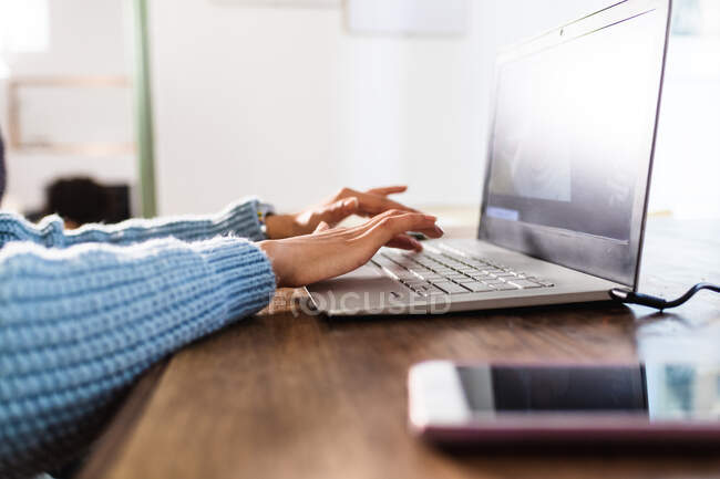 Жінка друкує на ноутбуці — стокове фото