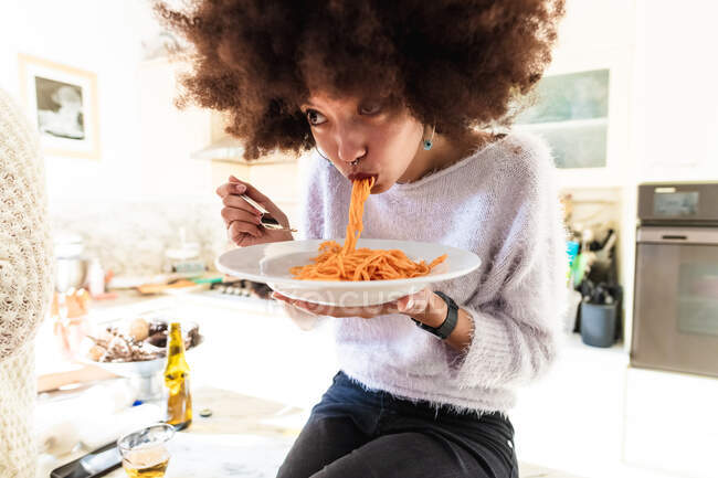 Jovem mulher comer espaguete — Fotografia de Stock