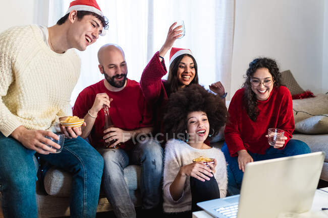Amis faisant appel vidéo de Noël sur ordinateur portable — Photo de stock