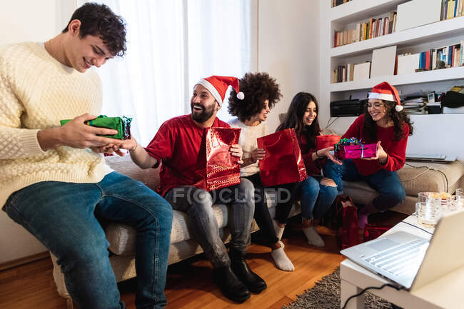 Compañeros de casa intercambiando regalos de Navidad - foto de stock